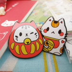 Pin enamel Daruma y Manekineko