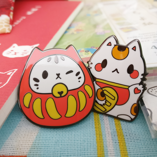 Pin enamel Daruma y Manekineko