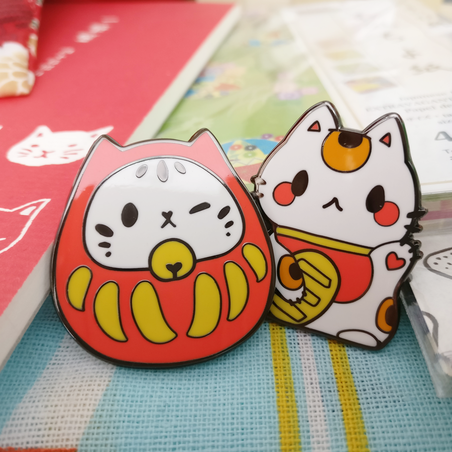 Pin enamel Daruma y Manekineko