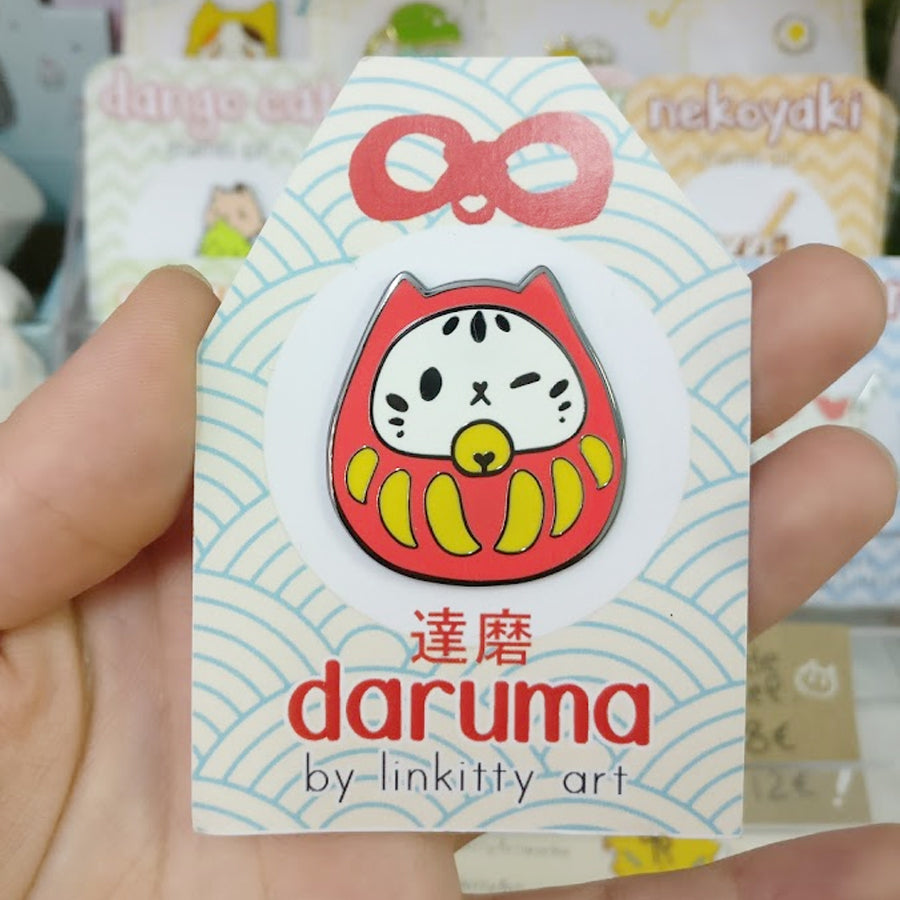 Pin enamel Daruma y Manekineko